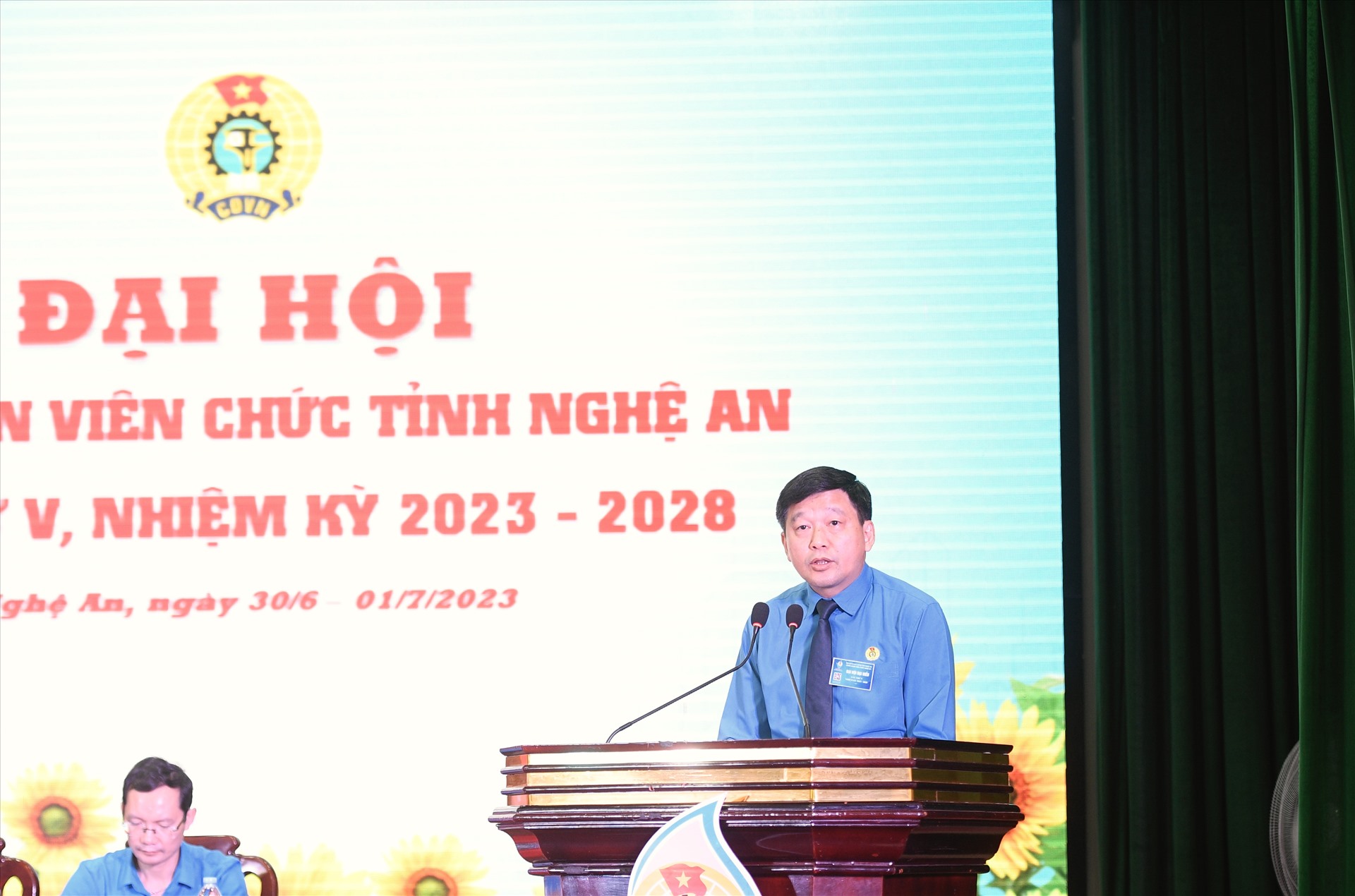 Ông Kha Văn Tám – Chủ tịch Liên đoàn Lao động tỉnh phát biểu chỉ đạo tại đại hội. Ảnh: Quỳnh Trang