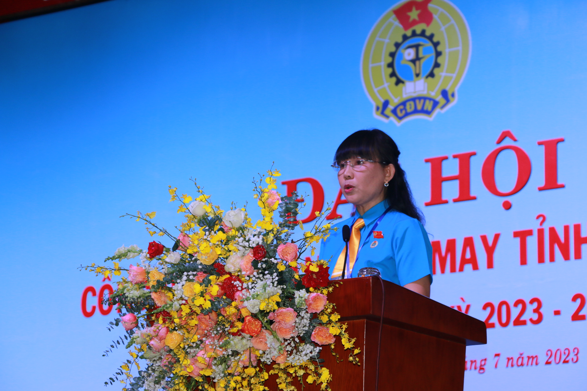 Bà Đặng Thị Kim Chi - Chủ tịch Công đoàn Ngành Dệt may tỉnh Bình Dương phát biểu tại hội nghị. Ảnh: Hoàng Trung