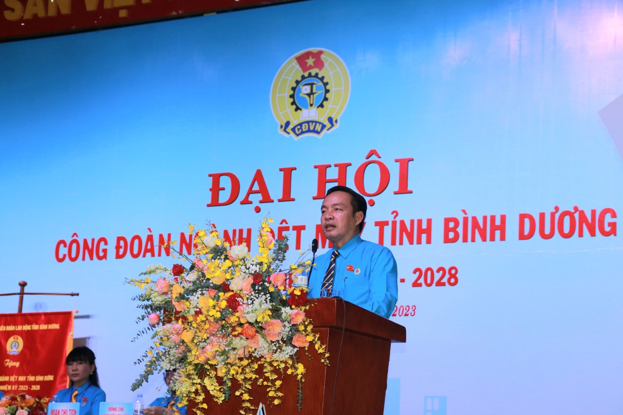 Ông Nguyễn Đình Khánh - Phó Chủ tịch Thường trực LĐLĐ tỉnh Bình Dương phát biểu tại hội nghị. Ảnh: Hoàng Trung