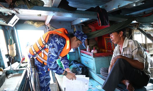 Lực lượng Cảnh sát biển 4 kiểm tra tàu cá có chở dầu DO không rõ nguồn gốc. Ảnh: Cảnh sát biển cung cấp