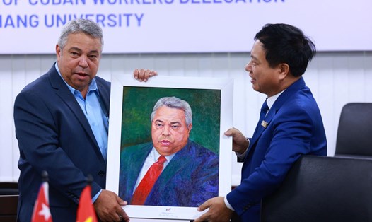 Tiến sĩ Vũ Anh Đức (phải) - Chủ tịch Hội đồng trường TDTU - tặng tranh chân dung ông Ulises Guilarte De Nacimiento. Ảnh: Đức Long