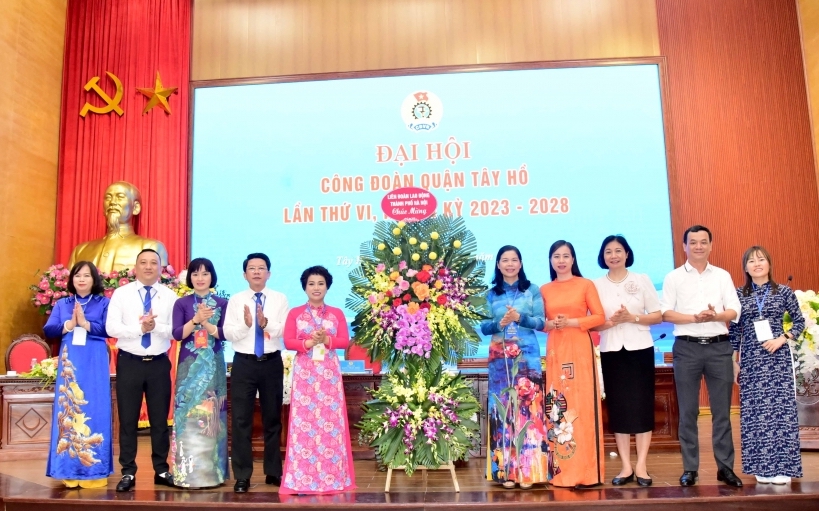 Liên đoàn Lao động Thành phố Hà Nội chúc mừng Đại hội lần thứ VI, nhiệm kỳ 2023 - 2028 Công đoàn quận Tây Hồ. Ảnh: Mai Quý