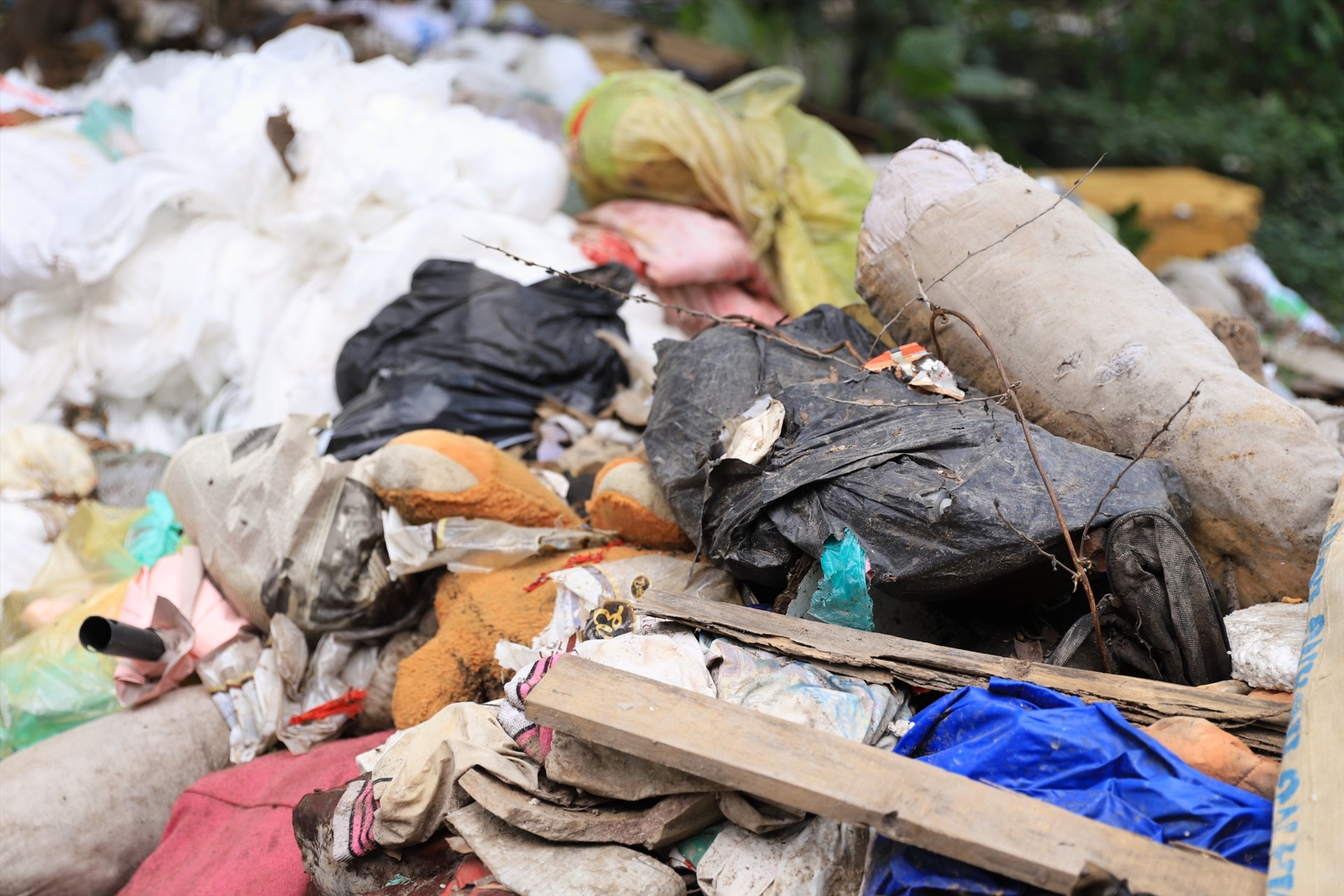 Những “núi” rác thải đủ các loại chất đầy khiến dòng sông bị xoá sổ. Do ảnh hưởng của bãi rác khổng lồ, người dân sống xung quanh khu vực luôn phải chịu đựng mùi hôi thối, ô nhiễm nghiêm trọng.