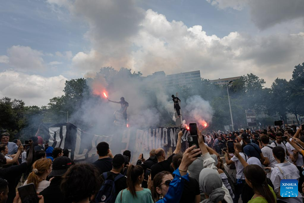 Người biểu tình đốt phá ở Nanterre, ngoại ô Paris. Ảnh: Xinhua