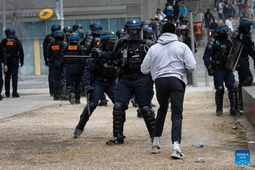 Pháp huy động hàng chục nghìn cảnh sát, nỗ lực ngăn chặn bạo loạn lan rộng ở đô thị. Ảnh: Xinhua
