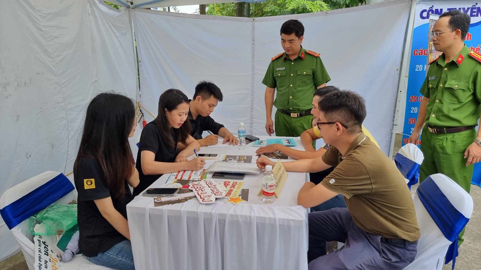 Đại diện Công an quận Tây Hồ (Hà Nội) trực tiếp hướng dẫn những người từng lầm lỡ để kết nối việc làm. Ảnh: Xuân Minh