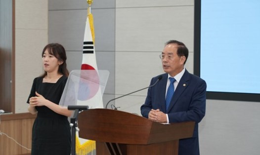 Giới chức Hàn Quốc thông báo về việc mở trường trung học K-pop ở Busan. Ảnh: Busan Metropolitan City office of Education