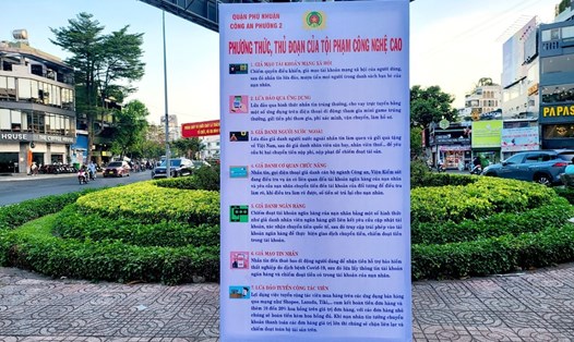 Công an Phường 2, quận Phú Nhuận (TPHCM) cảnh báo các phương thức, thủ đoạn lừa đảo của tội phạm công nghệ cao. Ảnh: Huyên Nguyễn