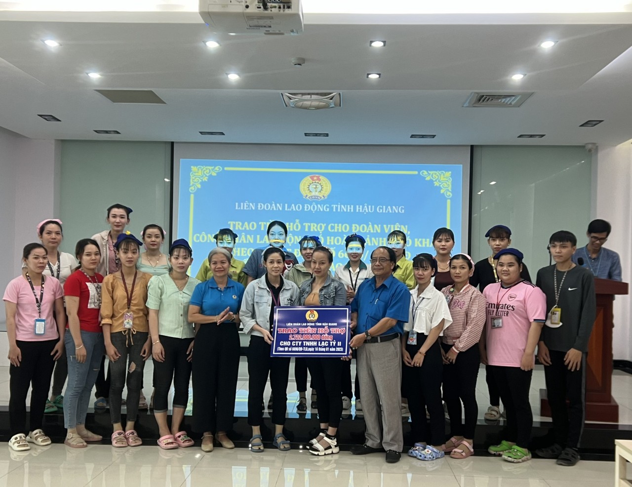 LĐLĐ tỉnh đã trao tiền hỗ trợ cho 20 công nhân đại diện 2.722 người lao động của công ty. Ảnh: LĐLĐ tỉnh Hậu Giang