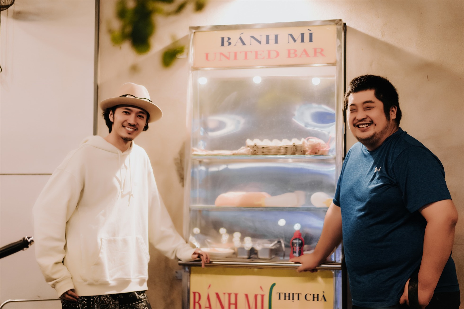 Nhìn từ bên ngoài ít ai nghĩ quầy bánh mì này lại là cánh cửa dẫn vào một quán bar. Ảnh: United Bar Danang