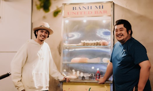 Nhìn từ bên ngoài ít ai nghĩ quầy bánh mì này lại là cánh cửa dẫn vào một quán bar. Ảnh: United Bar Danang