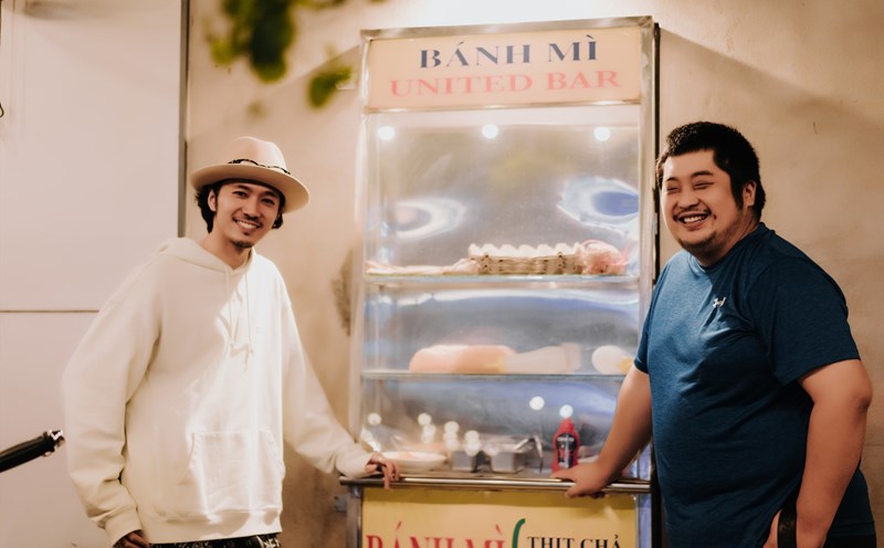 Nhìn từ bên ngoài ít ai nghĩ quầy bánh mì này lại là cánh cửa dẫn vào một quán bar. Ảnh: United Bar Danang