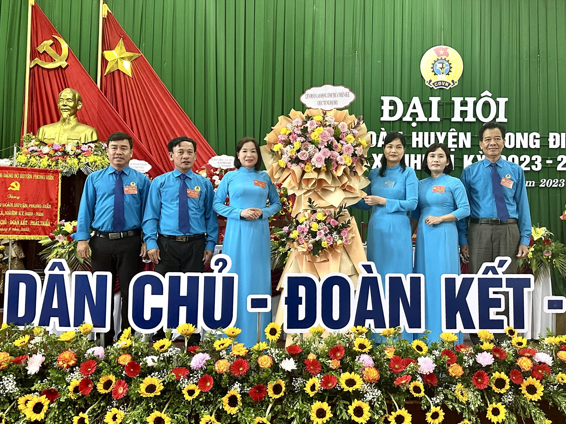 Bà Trần Thị Minh Nguyệt (thứ 3, phải sang) - Phó Chủ tịch LĐLĐ Thừa Thiên Huế tặng hoa chúc mừng đại hội. Ảnh: Hoàng Hiền.