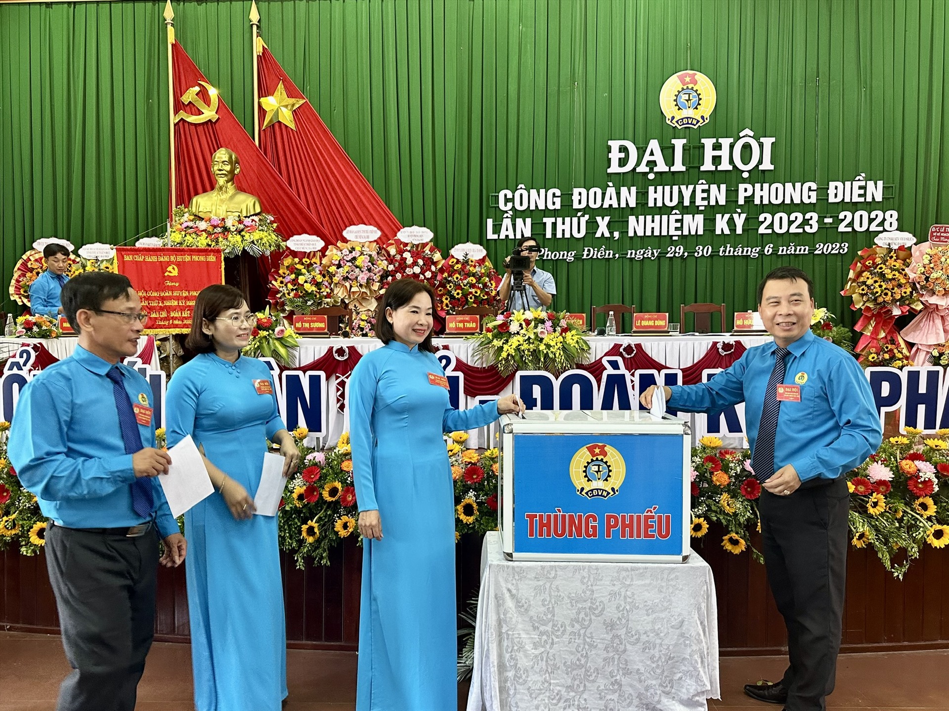 Hoạt động bỏ phiếu tại đại hội. Ảnh: Hoàng Hiền