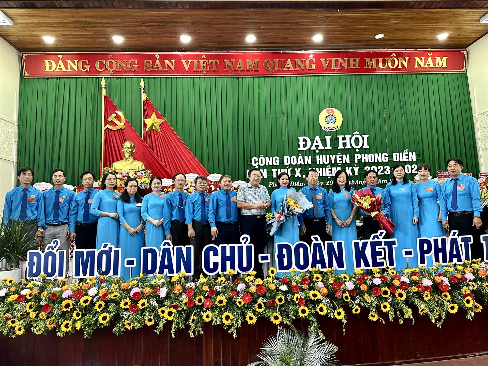 Ban Chấp hành LĐLĐ huyện Phong Điền khóa X, nhiệm kỳ 2023 - 2028 ra mắt tại đại hội. Ảnh: Hoàng Hiền.