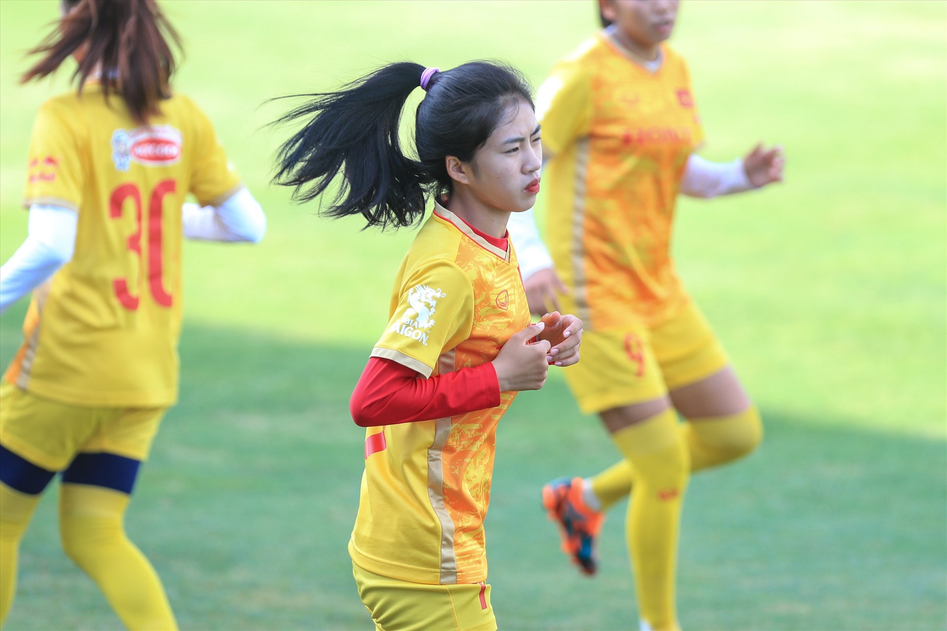 Tuyển nữ Việt Nam tập thể lực và rèn kĩ chiến thuật trước thềm World Cup nữ 2023. Ảnh: Minh Dân 