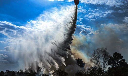 Trực năng thả nước dập tắt đám cháy than bùn ở Ogan Ilir, Nam Sumatra, Indonesia năm 2020. Ảnh: Xinhua
