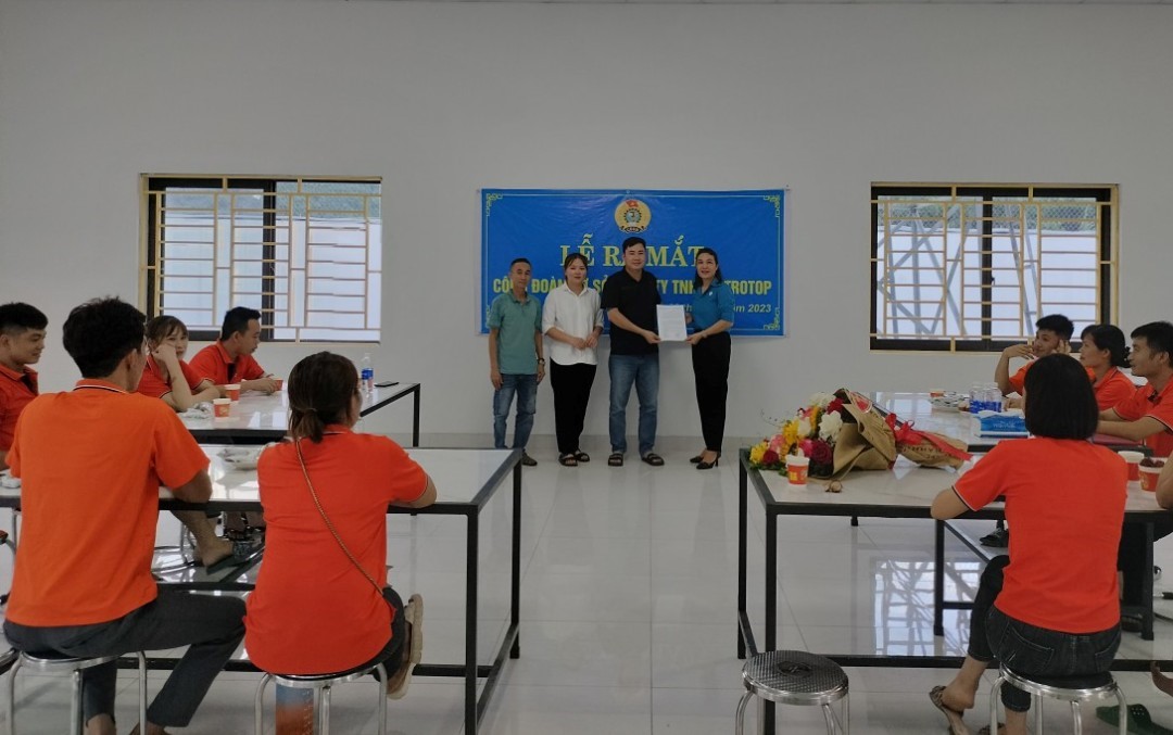 Lãnh đạo Liên đoàn Lao động huyện trao quyết định thành lập Công đoàn cơ sở Công ty TNHH Introtop. Ảnh: Phạm Thắm