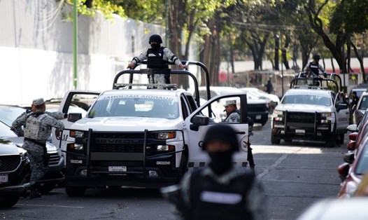 Bên ngoài văn phòng công tố nơi Ovidio Guzman, con trai trùm ma túy El Chapo bị giam giữ, tại thủ đô Mexico City, ngày 5.1.2023. Ảnh: Xinhua