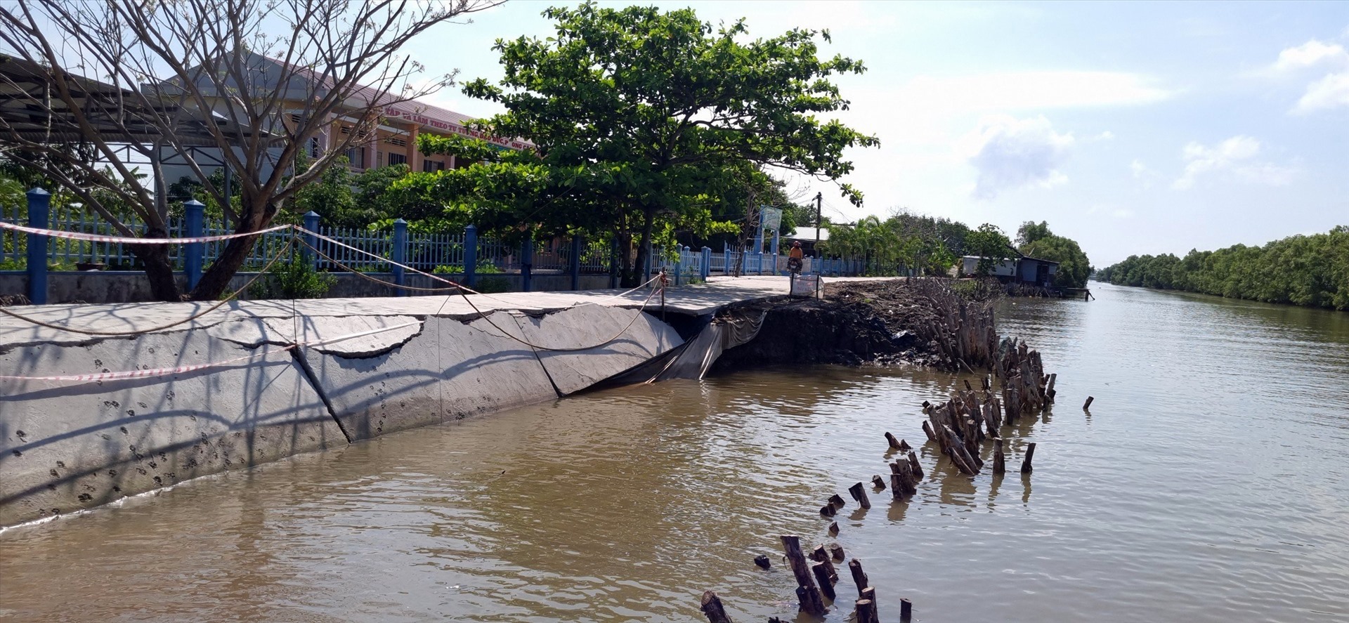Sạt lở bờ sông tại huyện Đầm Dơi, tỉnh Cà Mau giao thông nông thôn bị chia cắt. Ảnh: Nhật Hồ