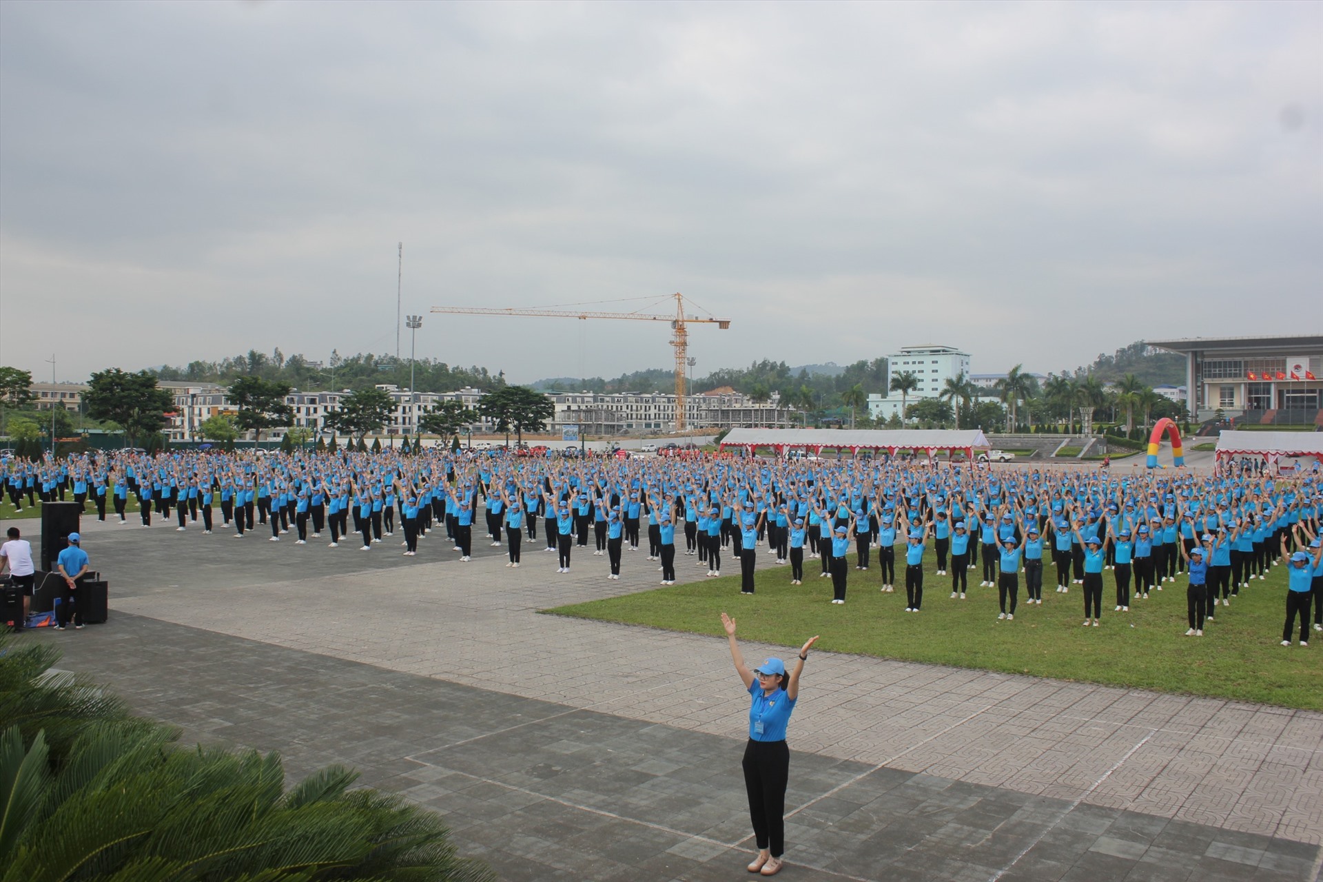 Trên 1.200 đoàn viên đồng diễn bài thể dục và Giải chạy hướng tới trẻ em. Ảnh: Thuỳ Dương.
