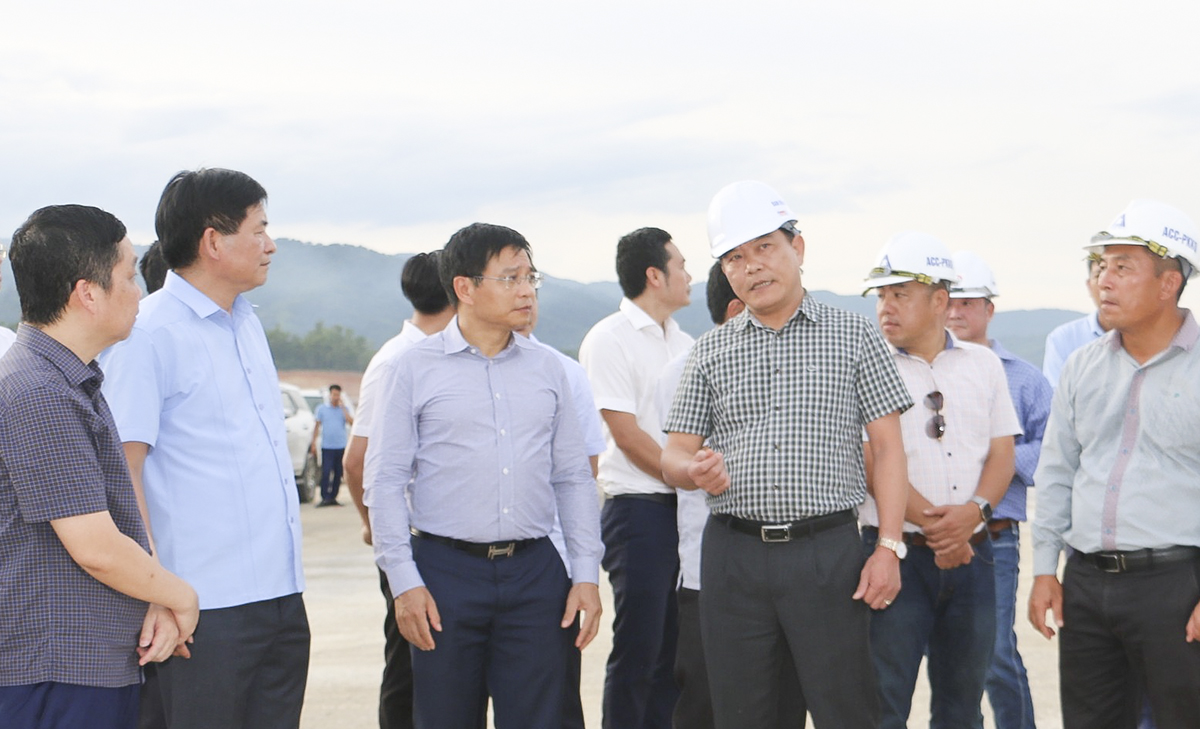Bộ trưởng GTVT Nguyễn Văn Thắng kiểm tra Dự án Sân bay Điện Biên. Ảnh: Anh Tuấn