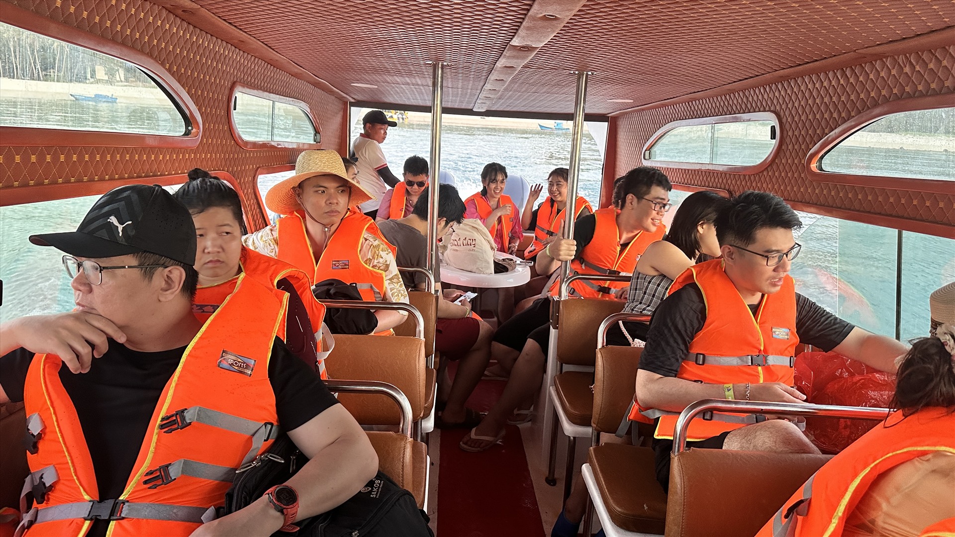 Du khách mặc áo pháo khi đi trên cano ở đảo Phú Quý. Ảnh: Duy Tuấn