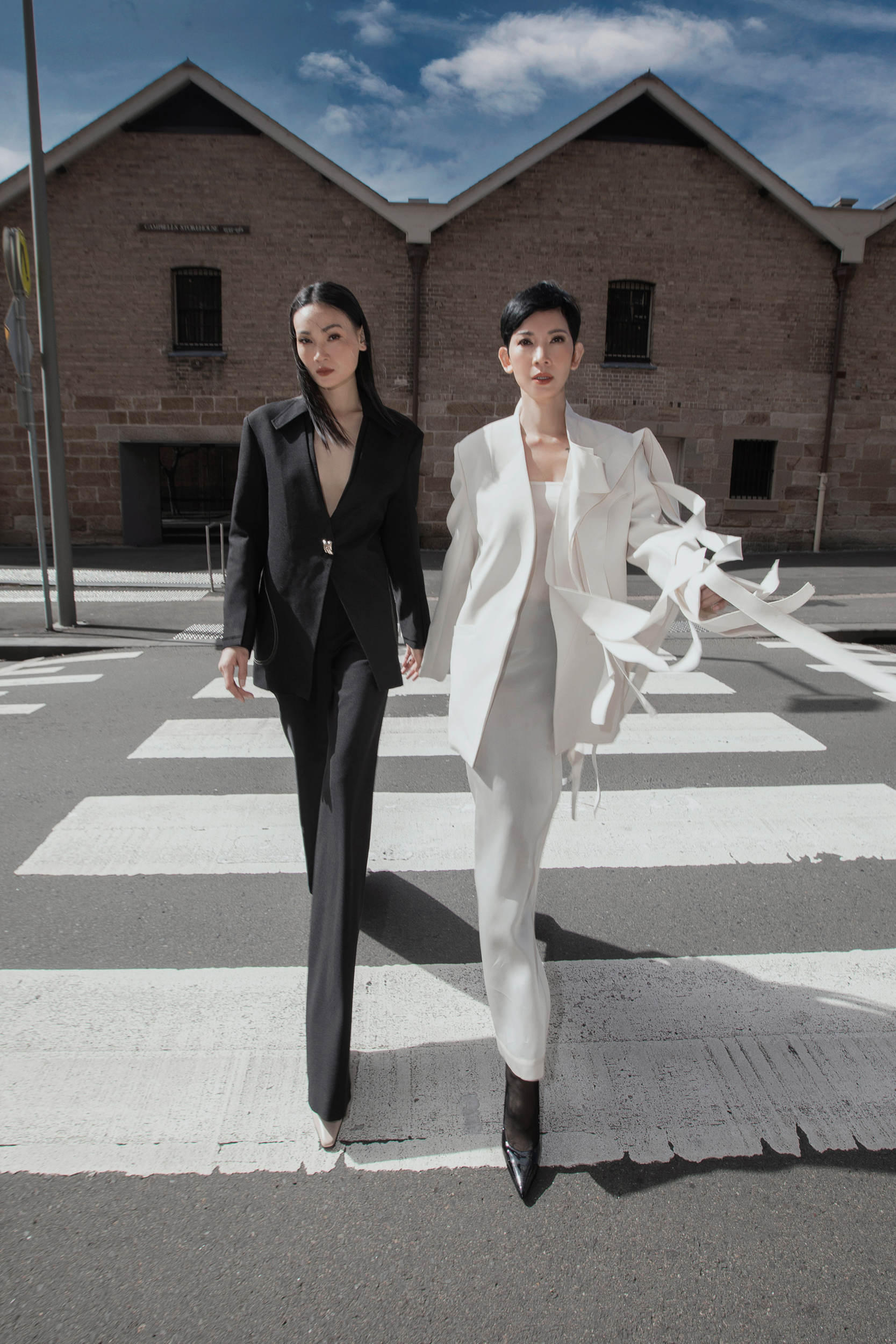 Giữa đường phố Sydney, thầy trò siêu mẫu Xuân Lan - Thuỳ Trang đã thể hiện tinh thần các mẫu thiết kế thời trang một cách tự do và thoải mái nhất.