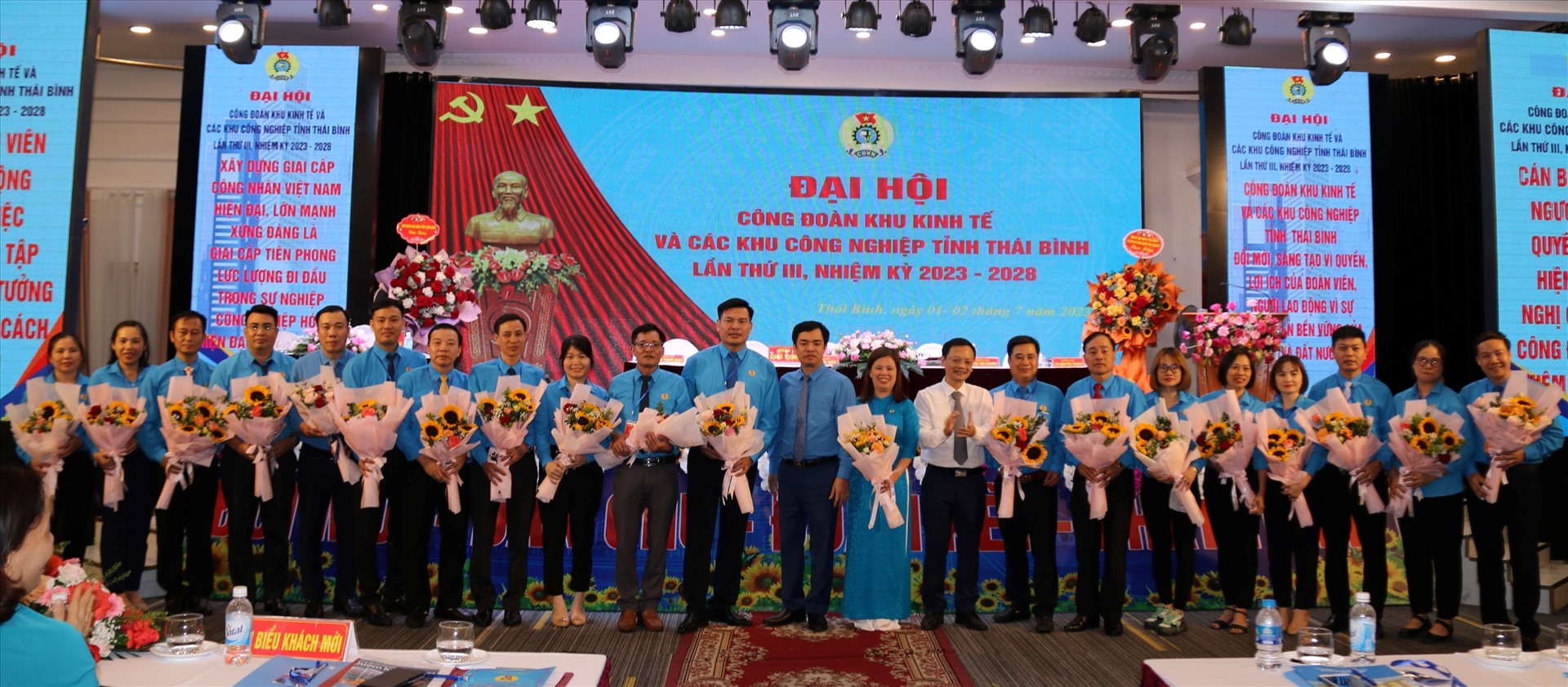 Ban chấp hành Công đoàn KTT và các KCN tỉnh Thái Bình lần thứ III, nhiệm kỳ 2023 - 2028 ra mắt tại Đại hội. Ảnh: Bá Mạnh