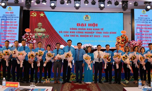 Ban chấp hành Công đoàn KTT và các KCN tỉnh Thái Bình lần thứ III, nhiệm kỳ 2023 - 2028 ra mắt tại Đại hội. Ảnh: Bá Mạnh
