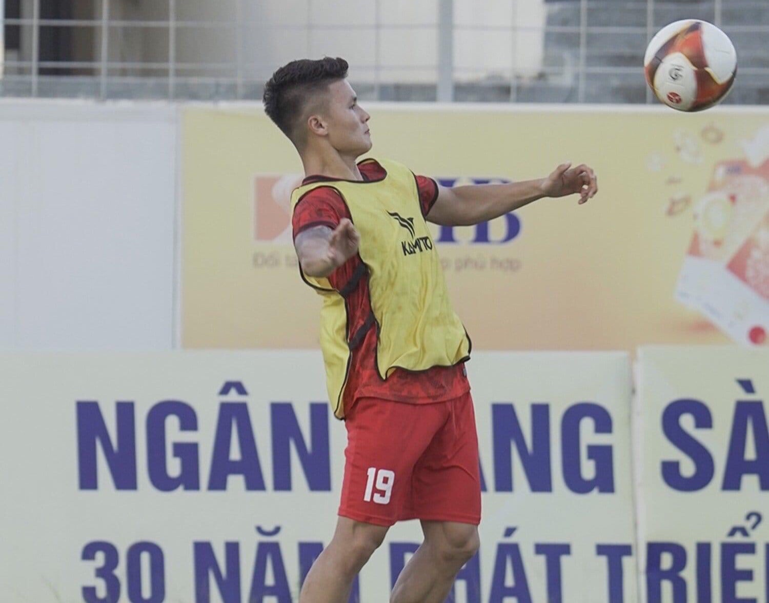 Tiền vệ Quang Hải tập luyện cùng câu lạc bộ Công an Hà Nội, chuẩn bị cho trận gặp Đà Nẵng. Ảnh: CAHN FC