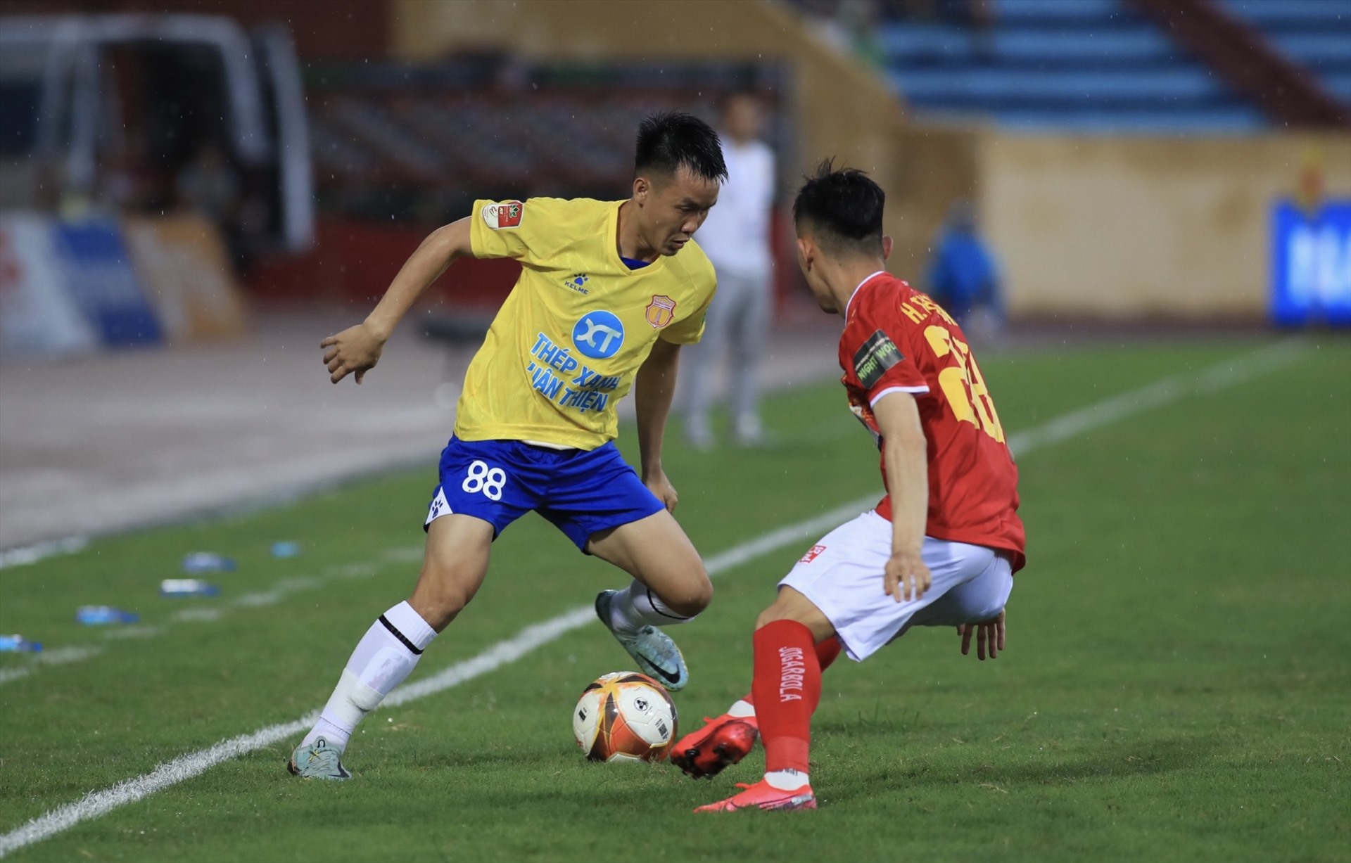Câu lạc bộ Nam Định (vàng) hoà Thanh Hoá ở vòng 12 V.League 2023. Ảnh: Tùng Phan