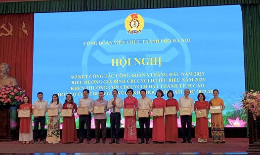 Công đoàn Viên chức Thành phố Hà Nội trao khen thưởng tại sơ kết hoạt động 6 tháng đầu năm (ảnh minh hoạ). Ảnh: Hải Yến