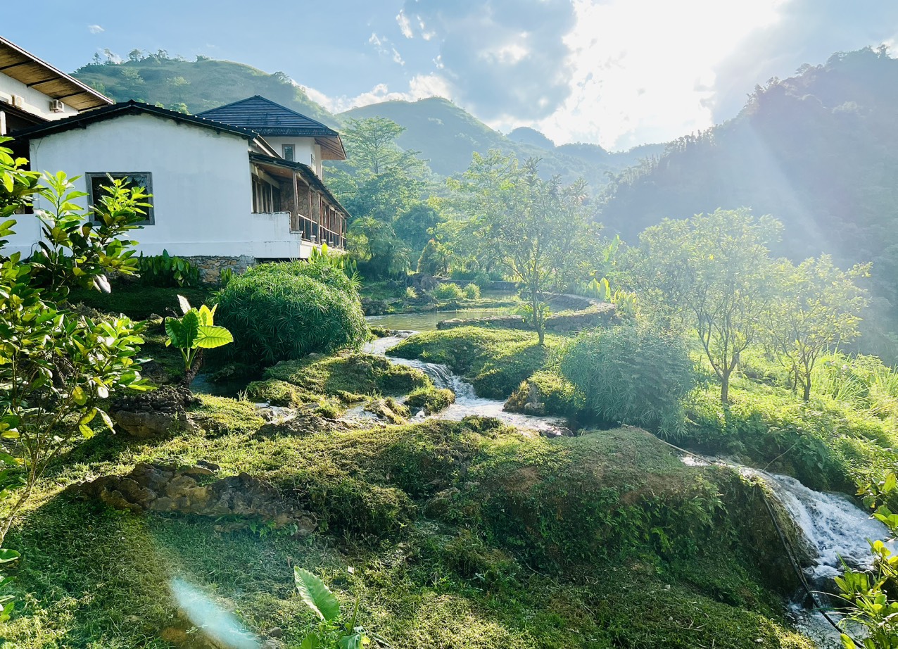 Cảnh quan khắp resort xanh tươi, mát mẻ và gìn giữ được thiên nhiên khá tốt nên chỗ nào cũng có thể “sống ảo“. Ảnh: Gia Minh