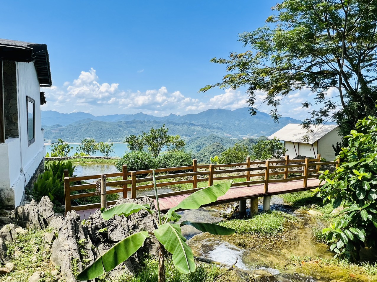 Dòng suối mát lành chảy róc rách đêm ngày, luồn lách khắp khu resort. Ảnh: Gia Minh