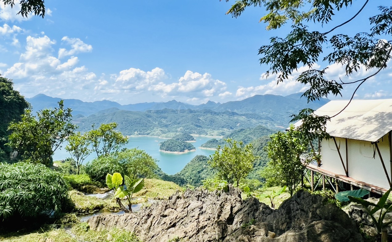 Từ resort, bạn có thể ngắm "vịnh Hạ Long trên núi" của Hòa Bình. Ảnh: Gia Minh
