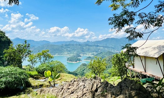 Từ resort, bạn có thể ngắm "vịnh Hạ Long trên núi" của Hòa Bình. Ảnh: Gia Minh