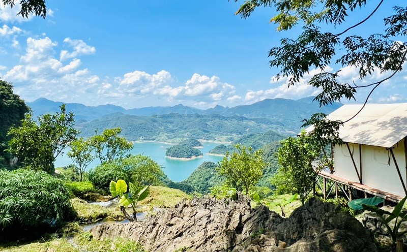 Từ resort, bạn có thể ngắm "vịnh Hạ Long trên núi" của Hòa Bình. Ảnh: Gia Minh