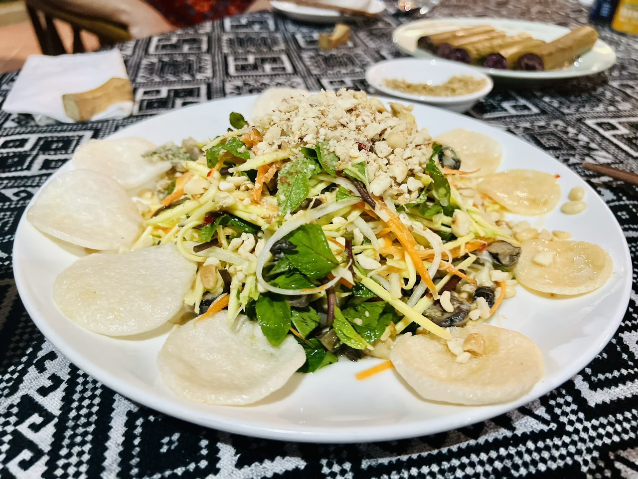Ẩm thực là sự pha trộn giữa nguyên liệu địa phương và cách nấu hiện đại. Trong ảnh là món nộm ốc núi. Ảnh: Gia Minh