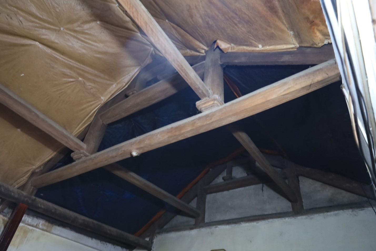 Mái nhà phải lót thêm lớp bạt chống mưa. Ảnh: Nguyễn Thúy