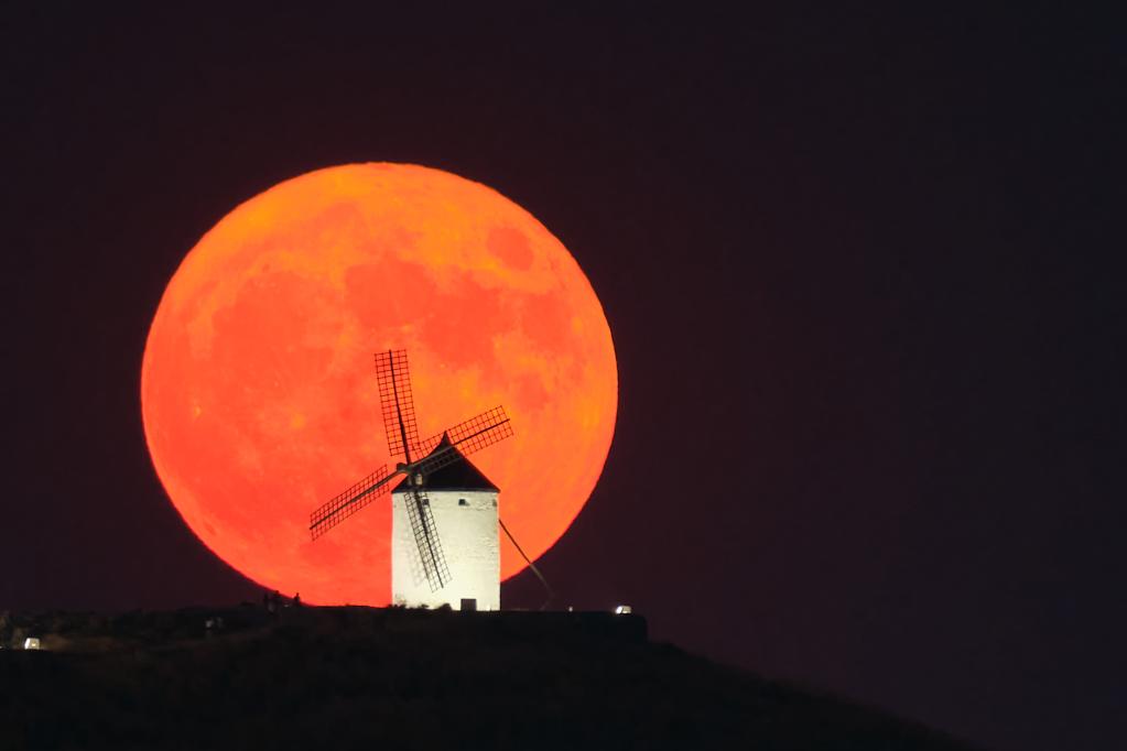 Siêu trăng ngày 13.7.2022 ở Consuegra, Tây Ban Nha. Ảnh: Xinhua