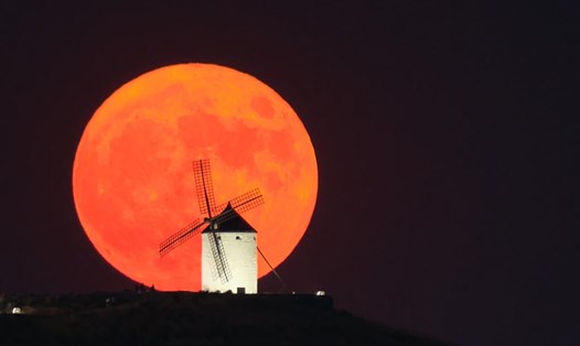 Siêu trăng ngày 13.7.2022 ở Consuegra, Tây Ban Nha. Ảnh: Xinhua