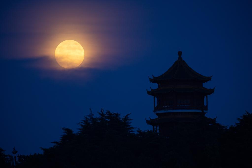 Siêu trăng ngày 13.7.2022 ở Nam Kinh, tỉnh Giang Tô, Trung Quốc. Ảnh: Xinhua