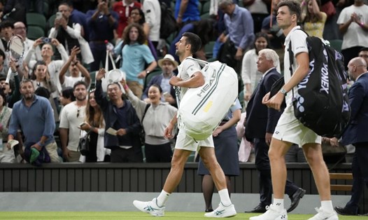 Novak Djokovic và Hubert Hurkacz không thể hoàn tất trận đấu trong ngày chủ nhật. Ảnh: Wimbledon