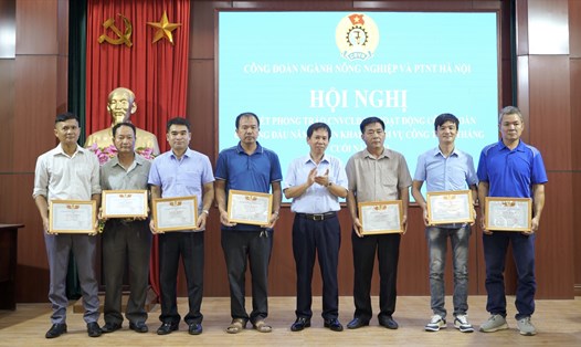 Công nhân giỏi ngành Nông nghiệp và Phát triển Nông thôn Hà Nội năm 2023 nhận khen thưởng. Ảnh: Mai Quý