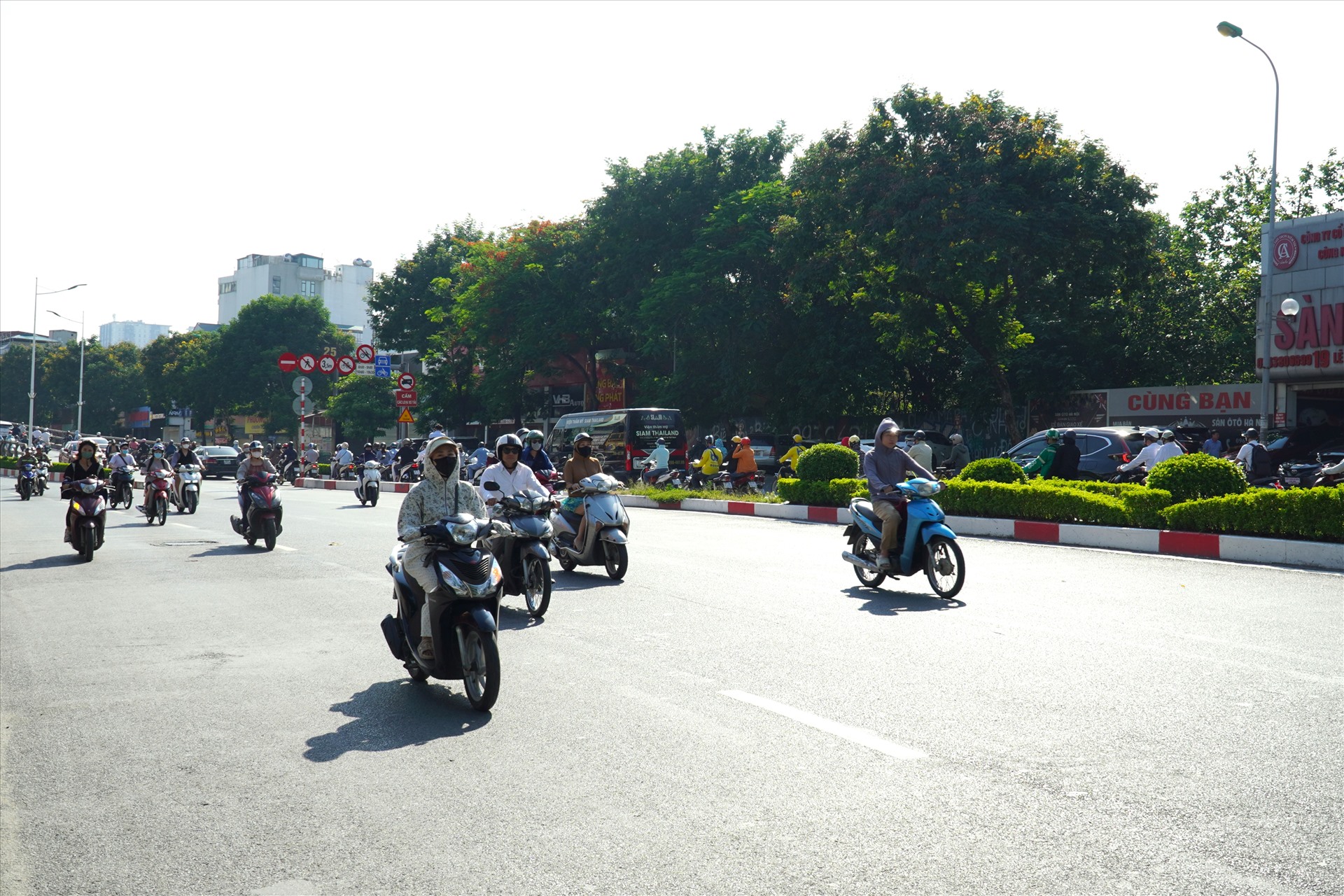 Theo ghi nhận của Lao Động vào sáng 10.7, cầu vượt Lê Văn Lương - Láng Hạ luôn trong tình trạng ùn ứ, ách tắt giao thông vì lượng lớn xe máy di chuyển lên cầu trong khung giờ cao điểm.