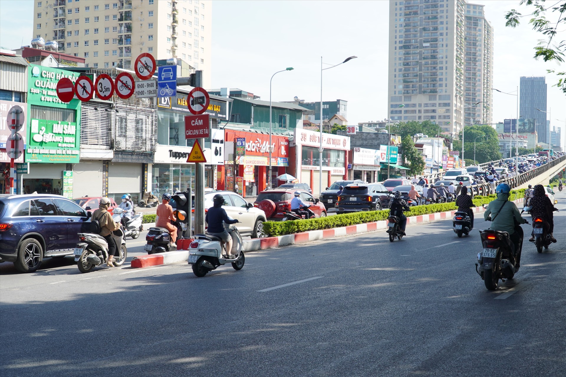 Phần đường bên cầu thông thoáng, ít phương tiện lưu thông, thế nhưng hàng loạt xe máy vẫn cố di chuyển lên trên cầu, khiến tình hình giao thông tại đây vào các khung giờ cao điểm trở nên phức tạp.