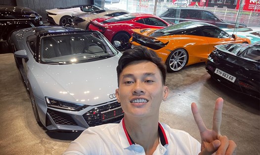 Phan Công Khanh thường xuyên chụp ảnh nhiều siêu xe đăng lên mạng xã hội. Ảnh: Facebook nhân vật
