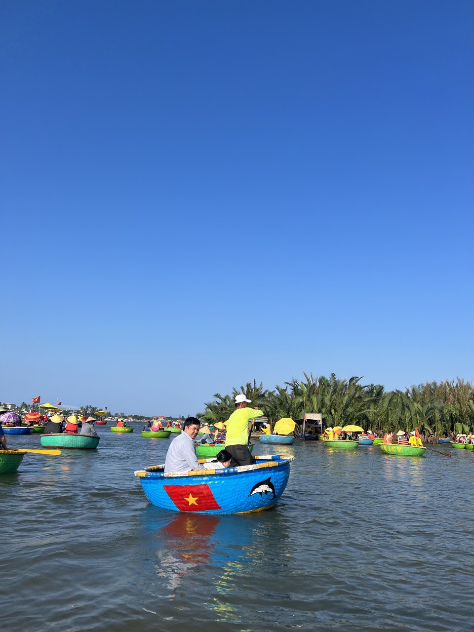 Khu vực trung tâm có nhiều thuyền thúng tụ tập để thưởng thức các màn trình diễn của ngư dân.