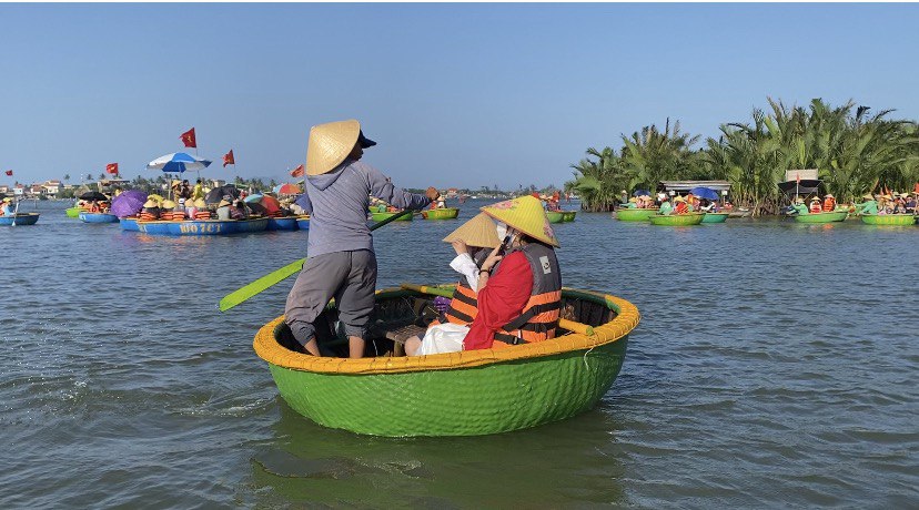 Du khách hào hứng thử chơi quay thúng.